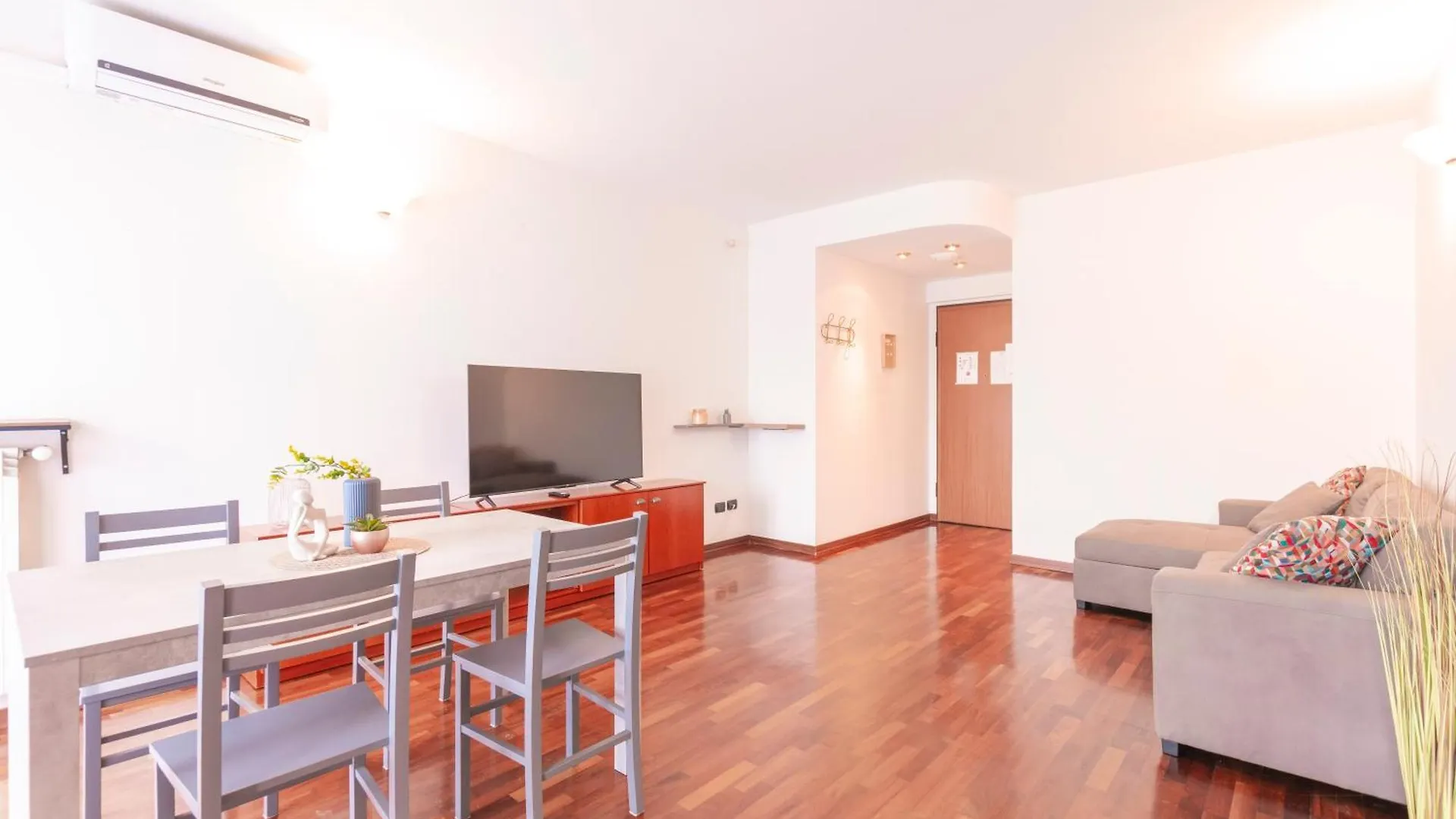 I Host Apartment - Lazio 15, Monza Italy