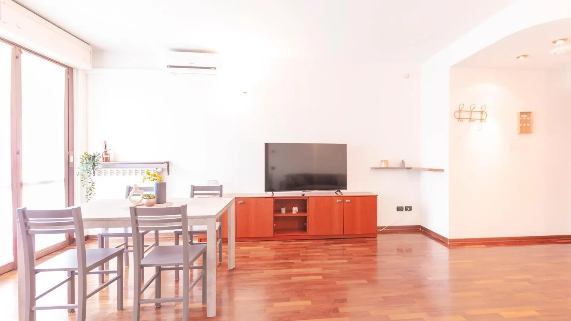 I Host Apartment - Lazio 15, Monza Italy